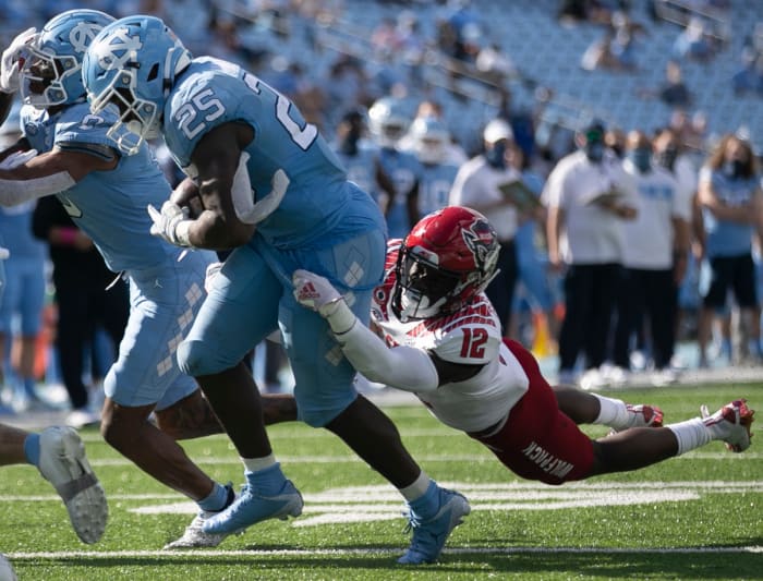 Devan Boykin attempts to tackle UNC's Javonte Williams